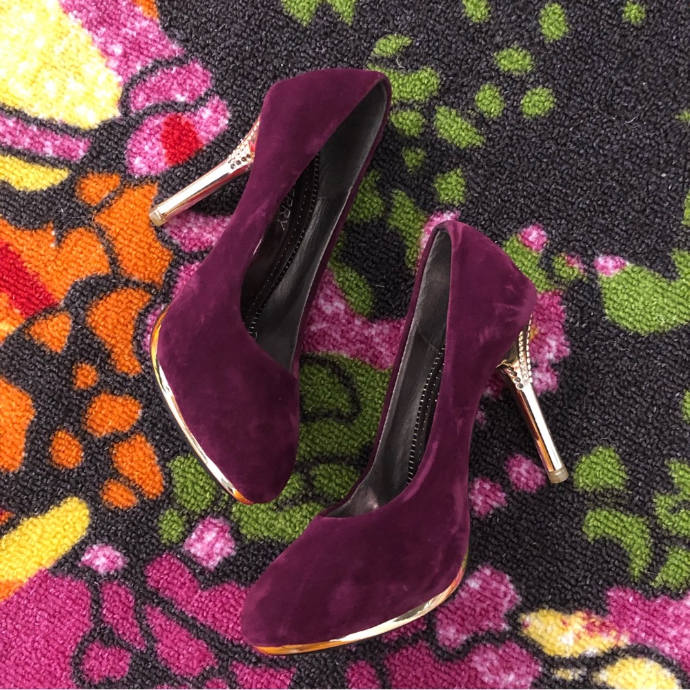 Velvet pumps